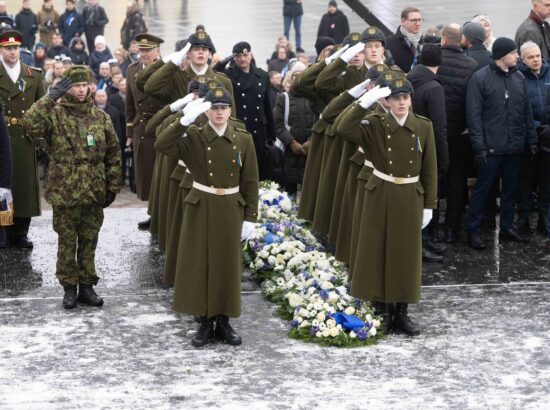 Pärgade asetamisel Vabadussõja võidusamba jalamile Vabaduse väljakul