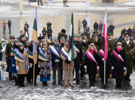 Pärgade asetamisel Vabadussõja võidusamba jalamile Vabaduse väljakul