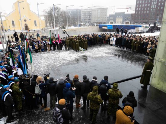 Pärgade asetamisel Vabadussõja võidusamba jalamile Vabaduse väljakul