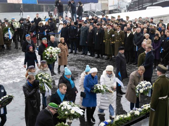 Pärgade asetamisel Vabadussõja võidusamba jalamile Vabaduse väljakul