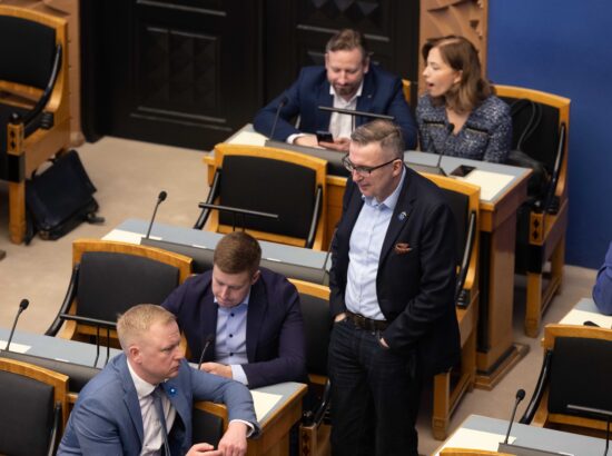 Riigikogu andis peaministrikandidaat Kaja Kallasele valitsuse moodustamiseks volitused.