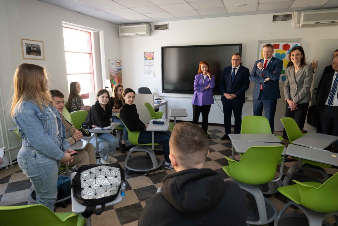 Riigikogu esimees Lauri Hussar külastas koos Läti ja Leedu parlamendi esimeestega Vabaduse Kooli, kus õpivad Ukraina lapsed. Foto: Erik Peinar, Riigikogu Kantselei