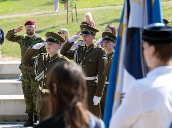 Riigikogu esimees Lauri Hussar osales juuniküüditamise mälestustseremoonial ja asetas Maarjamäe memoriaali juurde pärja Eesti rahvalt.