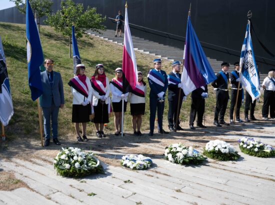 Riigikogu esimees Lauri Hussar osales juuniküüditamise mälestustseremoonial ja asetas Maarjamäe memoriaali juurde pärja Eesti rahvalt.