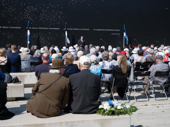 Riigikogu esimees Lauri Hussar osales juuniküüditamise mälestustseremoonial ja asetas Maarjamäe memoriaali juurde pärja Eesti rahvalt.