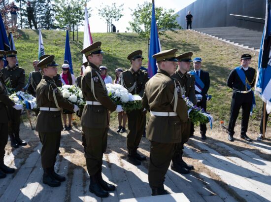 Riigikogu esimees Lauri Hussar osales juuniküüditamise mälestustseremoonial ja asetas Maarjamäe memoriaali juurde pärja Eesti rahvalt.