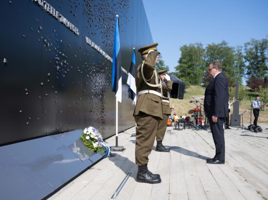 Riigikogu esimees Lauri Hussar osales juuniküüditamise mälestustseremoonial ja asetas Maarjamäe memoriaali juurde pärja Eesti rahvalt.