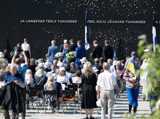 Riigikogu esimees Lauri Hussar osales juuniküüditamise mälestustseremoonial ja asetas Maarjamäe memoriaali juurde pärja Eesti rahvalt.