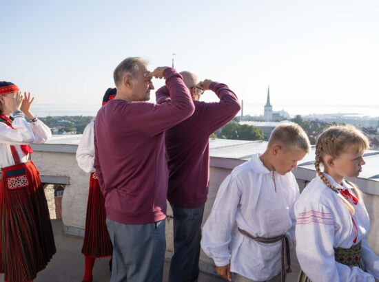 Noorte laulu- ja tantsupeole „Püha on maa“ pühendatud riigilipu heiskamise tseremoonia Toompeal Kuberneri aias.