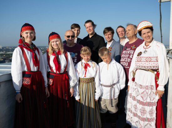 Noorte laulu- ja tantsupeole „Püha on maa“ pühendatud riigilipu heiskamise tseremoonia Toompeal Kuberneri aias.