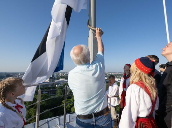 Noorte laulu- ja tantsupeole „Püha on maa“ pühendatud riigilipu heiskamise tseremoonia Toompeal Kuberneri aias.