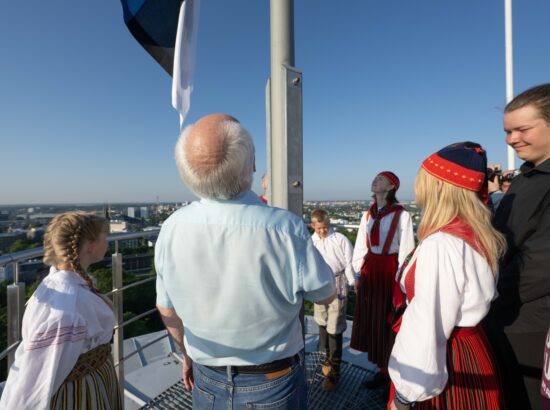 Noorte laulu- ja tantsupeole „Püha on maa“ pühendatud riigilipu heiskamise tseremoonia Toompeal Kuberneri aias.