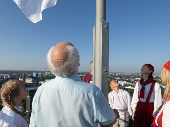 Noorte laulu- ja tantsupeole „Püha on maa“ pühendatud riigilipu heiskamise tseremoonia Toompeal Kuberneri aias.