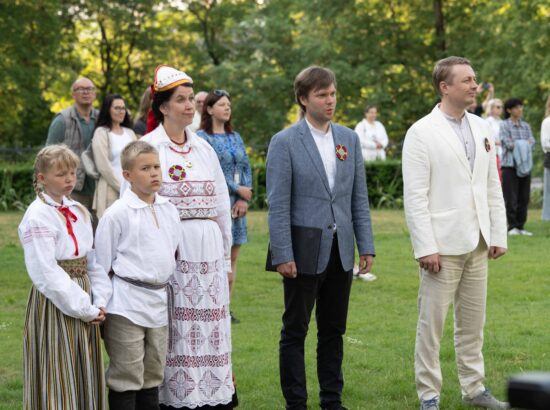 Noorte laulu- ja tantsupeole „Püha on maa“ pühendatud riigilipu heiskamise tseremoonia Toompeal Kuberneri aias.