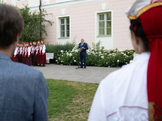 Noorte laulu- ja tantsupeole „Püha on maa“ pühendatud riigilipu heiskamise tseremoonia Toompeal Kuberneri aias.