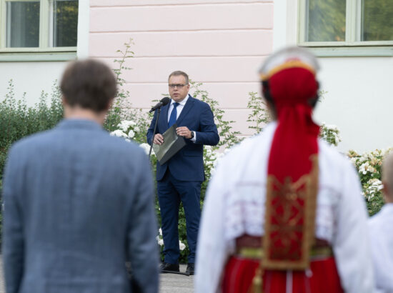 Noorte laulu- ja tantsupeole „Püha on maa“ pühendatud riigilipu heiskamise tseremoonia Toompeal Kuberneri aias.