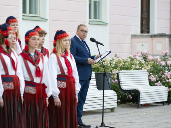 Noorte laulu- ja tantsupeole „Püha on maa“ pühendatud riigilipu heiskamise tseremoonia Toompeal Kuberneri aias.