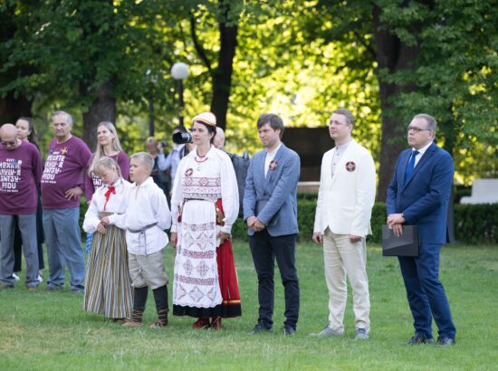 Noorte laulu- ja tantsupeole „Püha on maa“ pühendatud riigilipu heiskamise tseremoonia Toompeal Kuberneri aias.