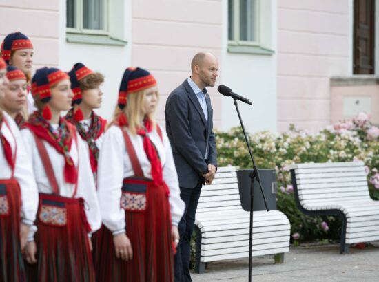 Noorte laulu- ja tantsupeole „Püha on maa“ pühendatud riigilipu heiskamise tseremoonia Toompeal Kuberneri aias.