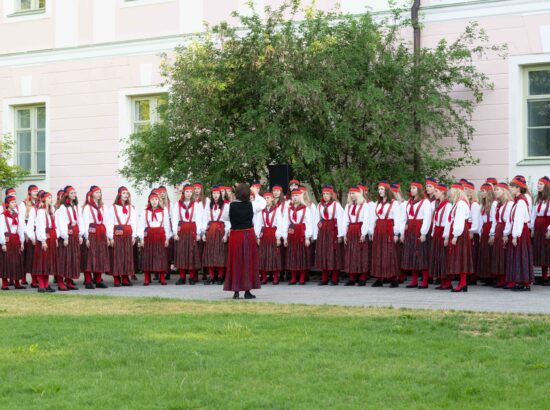 Noorte laulu- ja tantsupeole „Püha on maa“ pühendatud riigilipu heiskamise tseremoonia Toompeal Kuberneri aias.