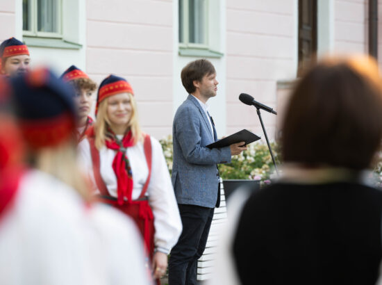 Noorte laulu- ja tantsupeole „Püha on maa“ pühendatud riigilipu heiskamise tseremoonia Toompeal Kuberneri aias.