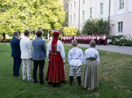 Noorte laulu- ja tantsupeole „Püha on maa“ pühendatud riigilipu heiskamise tseremoonia Toompeal Kuberneri aias.