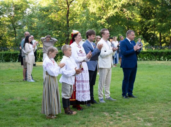 Noorte laulu- ja tantsupeole „Püha on maa“ pühendatud riigilipu heiskamise tseremoonia Toompeal Kuberneri aias.