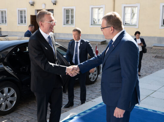 Riigikogu esimees Lauri Hussar kohtus Eestis töövisiidil viibiva Läti uue presidendi Edgars Rinkēvičsiga.