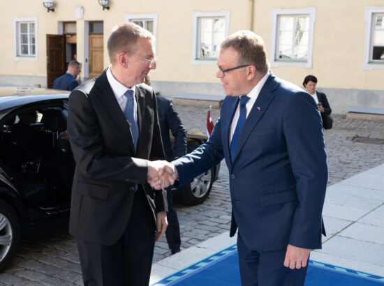 Riigikogu esimees Lauri Hussar kohtus Eestis töövisiidil viibiva Läti uue presidendi Edgars Rinkēvičsiga.