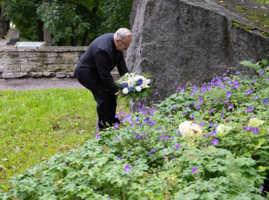 Mälestustseremoonia Toompea jalamil asuva 20. augusti kivi juures