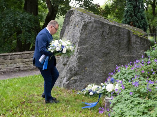 Mälestustseremoonia Toompea jalamil asuva 20. augusti kivi juures