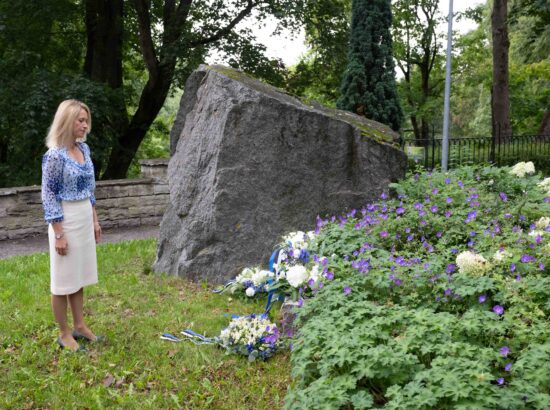 Mälestustseremoonia Toompea jalamil asuva 20. augusti kivi juures