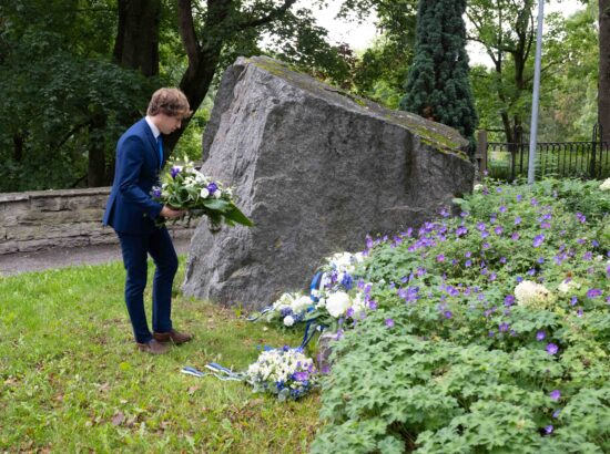 Mälestustseremoonia Toompea jalamil asuva 20. augusti kivi juures