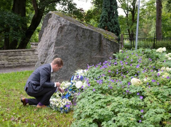 Mälestustseremoonia Toompea jalamil asuva 20. augusti kivi juures