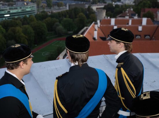 Tallinna 21. Kooli õpilased heiskasid päikesetõusul Pika Hermanni torni Eesti lipu, et tähistada vastupanuvõitluse päeva.