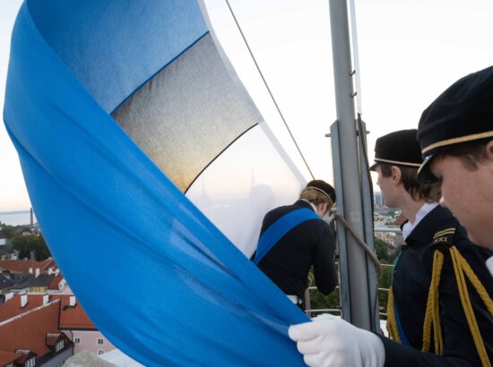 Tallinna 21. Kooli õpilased heiskasid päikesetõusul Pika Hermanni torni Eesti lipu, et tähistada vastupanuvõitluse päeva.