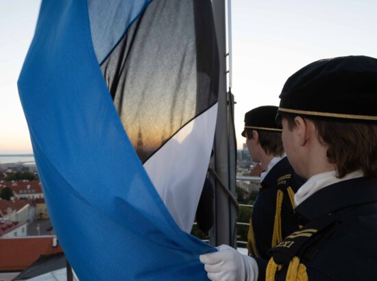 Tallinna 21. Kooli õpilased heiskasid päikesetõusul Pika Hermanni torni Eesti lipu, et tähistada vastupanuvõitluse päeva.