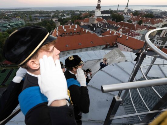 Tallinna 21. Kooli õpilased heiskasid päikesetõusul Pika Hermanni torni Eesti lipu, et tähistada vastupanuvõitluse päeva.