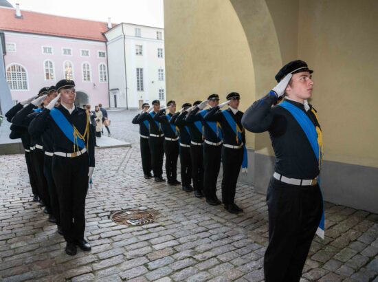 Tallinna 21. Kooli õpilased heiskasid päikesetõusul Pika Hermanni torni Eesti lipu, et tähistada vastupanuvõitluse päeva.