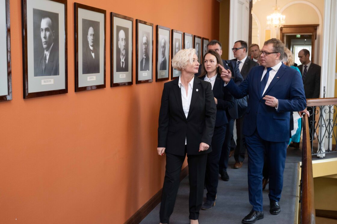Läti parlamendi esimees Daiga Mieriņa külastas oma esimesel välisvisiidil Eestit ja kohtus Riigikogu esimehe Lauri Hussariga, peaminister Kaja Kallasega ja president Alar Karisega. Samuti külastas Mieriņa NATO Küberkaitsekoostöö Kompetentsikeskust.