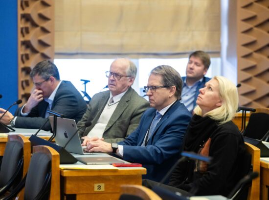 Eesti Konservatiivse Rahvaerakonna fraktsiooni algatatud olulise tähtsusega riikliku küsimuse „Majandus kriisist välja!“ arutelu.