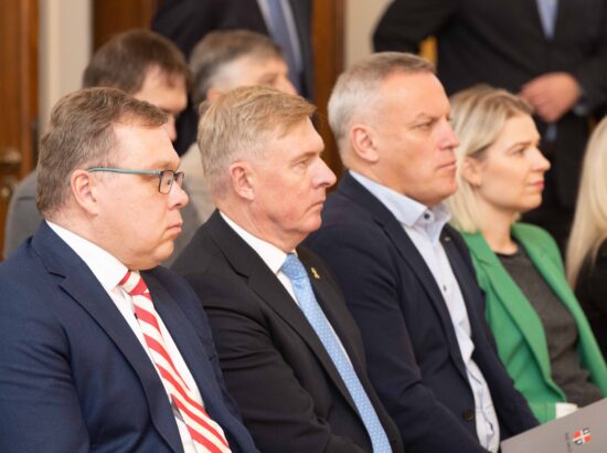 Riigikogu esimees Lauri Hussar ja aseesimees Jüri Ratas võtsid täna Toompea lossi Valges saalis Eesti VIII Omavalitsuspäeva esindajatelt vastu deklaratsiooni „Andmepõhine juhtimine – kood eduka kohaliku omavalitsuseni”, kus kutsutakse riiki ja omavalitsusi tegema digiriigi arendamisel koostööd.