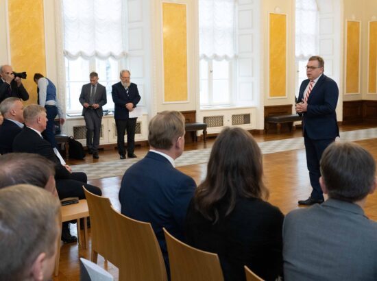 Riigikogu esimees Lauri Hussar ja aseesimees Jüri Ratas võtsid täna Toompea lossi Valges saalis Eesti VIII Omavalitsuspäeva esindajatelt vastu deklaratsiooni „Andmepõhine juhtimine – kood eduka kohaliku omavalitsuseni”, kus kutsutakse riiki ja omavalitsusi tegema digiriigi arendamisel koostööd.