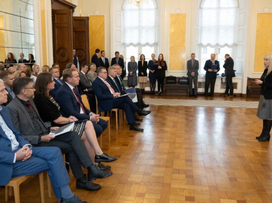 Riigikogu esimees Lauri Hussar ja aseesimees Jüri Ratas võtsid täna Toompea lossi Valges saalis Eesti VIII Omavalitsuspäeva esindajatelt vastu deklaratsiooni „Andmepõhine juhtimine – kood eduka kohaliku omavalitsuseni”, kus kutsutakse riiki ja omavalitsusi tegema digiriigi arendamisel koostööd.