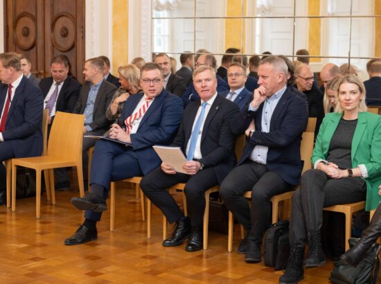 Riigikogu esimees Lauri Hussar ja aseesimees Jüri Ratas võtsid täna Toompea lossi Valges saalis Eesti VIII Omavalitsuspäeva esindajatelt vastu deklaratsiooni „Andmepõhine juhtimine – kood eduka kohaliku omavalitsuseni”, kus kutsutakse riiki ja omavalitsusi tegema digiriigi arendamisel koostööd.