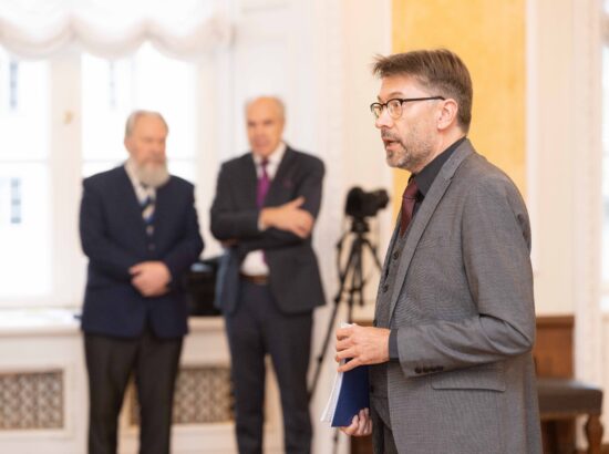 Riigikogu esimees Lauri Hussar ja aseesimees Jüri Ratas võtsid täna Toompea lossi Valges saalis Eesti VIII Omavalitsuspäeva esindajatelt vastu deklaratsiooni „Andmepõhine juhtimine – kood eduka kohaliku omavalitsuseni”, kus kutsutakse riiki ja omavalitsusi tegema digiriigi arendamisel koostööd.