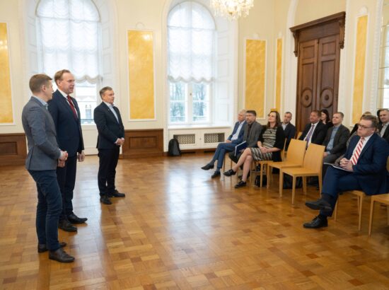 Riigikogu esimees Lauri Hussar ja aseesimees Jüri Ratas võtsid täna Toompea lossi Valges saalis Eesti VIII Omavalitsuspäeva esindajatelt vastu deklaratsiooni „Andmepõhine juhtimine – kood eduka kohaliku omavalitsuseni”, kus kutsutakse riiki ja omavalitsusi tegema digiriigi arendamisel koostööd.