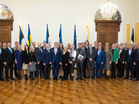 Riigikogu esimees Lauri Hussar ja aseesimees Jüri Ratas võtsid täna Toompea lossi Valges saalis Eesti VIII Omavalitsuspäeva esindajatelt vastu deklaratsiooni „Andmepõhine juhtimine – kood eduka kohaliku omavalitsuseni”, kus kutsutakse riiki ja omavalitsusi tegema digiriigi arendamisel koostööd.