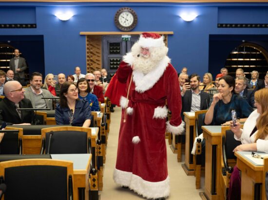 Tänavuse viimase korralise istungi järel külastas Riigikogu jõuluvana.