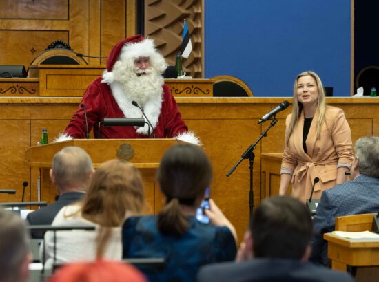 Tänavuse viimase korralise istungi järel külastas Riigikogu jõuluvana.